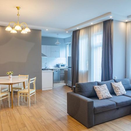 Apartment By The Sheraton バトゥーミ エクステリア 写真