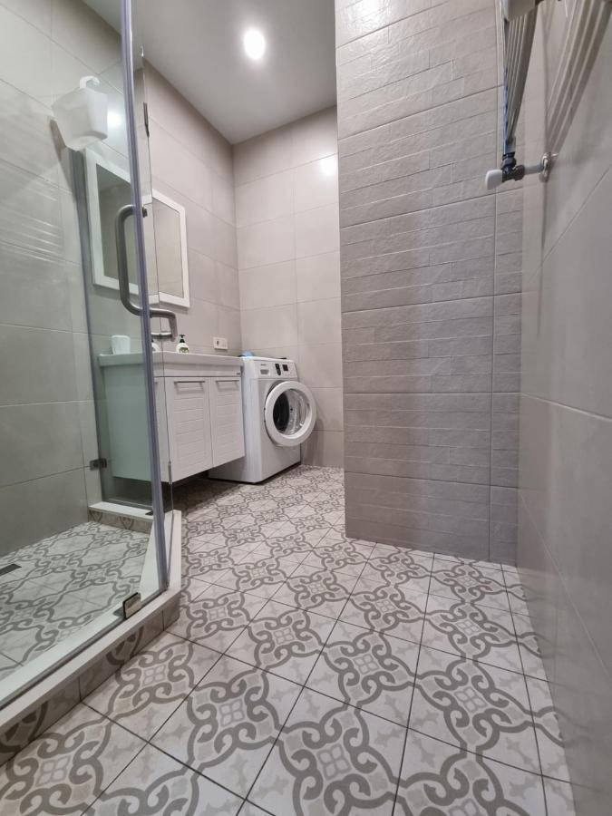 Apartment By The Sheraton バトゥーミ エクステリア 写真