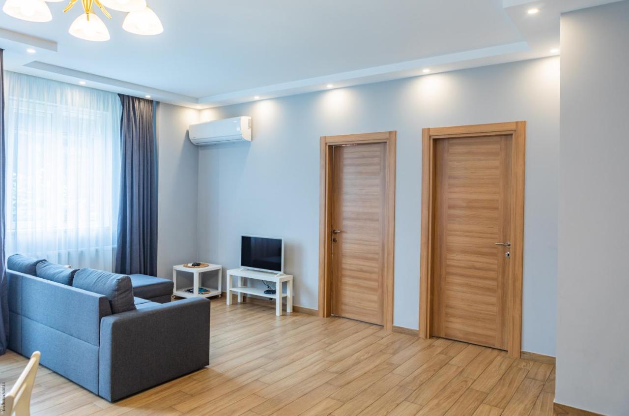 Apartment By The Sheraton バトゥーミ エクステリア 写真