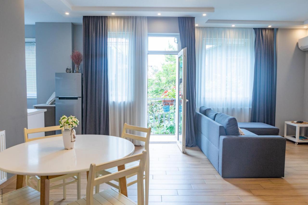 Apartment By The Sheraton バトゥーミ エクステリア 写真