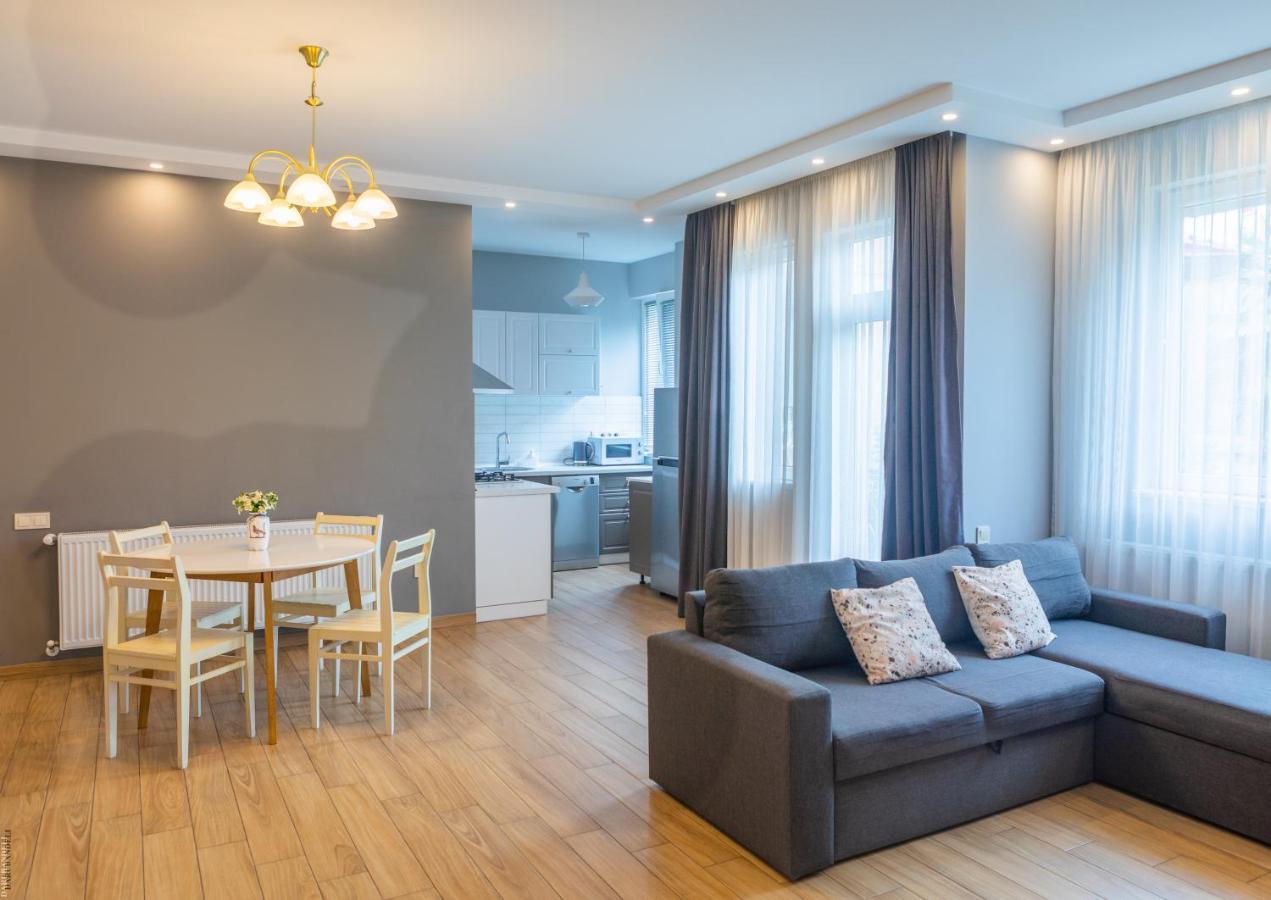 Apartment By The Sheraton バトゥーミ エクステリア 写真