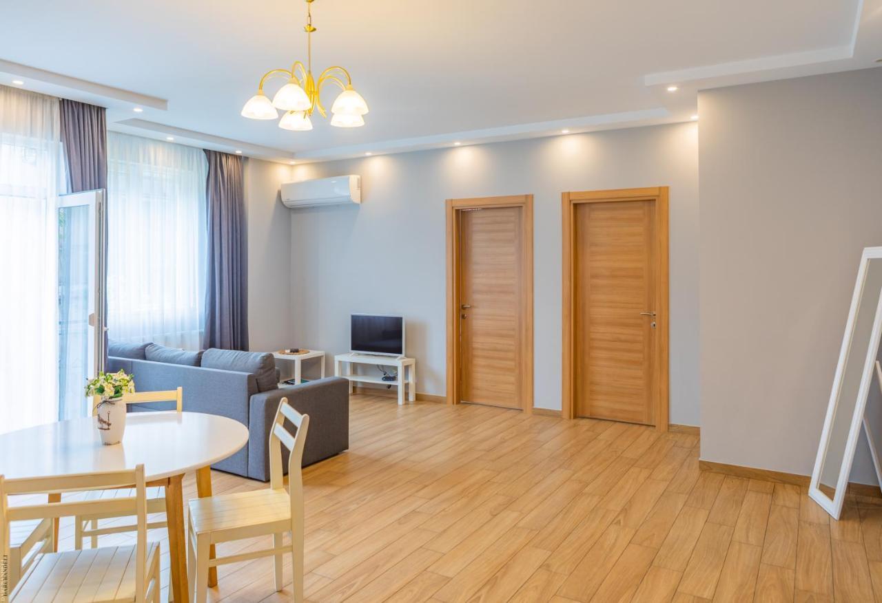 Apartment By The Sheraton バトゥーミ エクステリア 写真