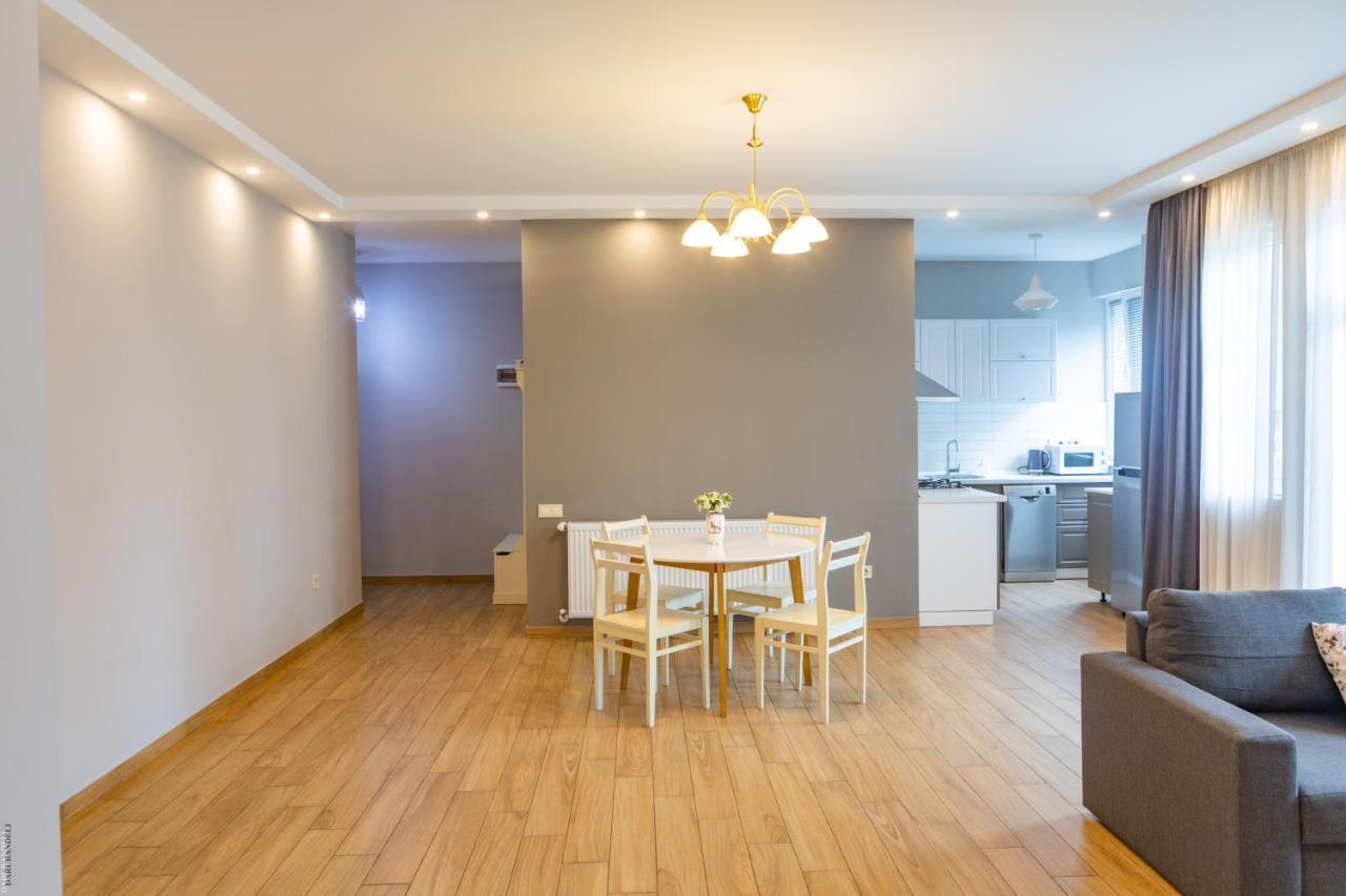 Apartment By The Sheraton バトゥーミ エクステリア 写真