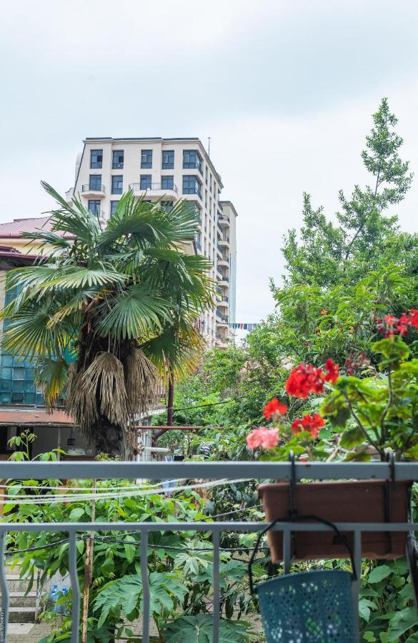 Apartment By The Sheraton バトゥーミ エクステリア 写真